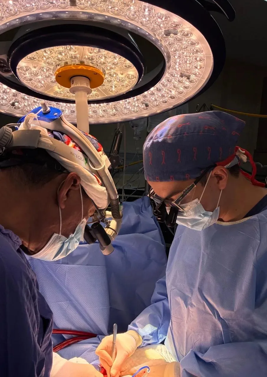 Dr. Luis H. Arzola Flores realizando una cirugía de aorta en quirófano