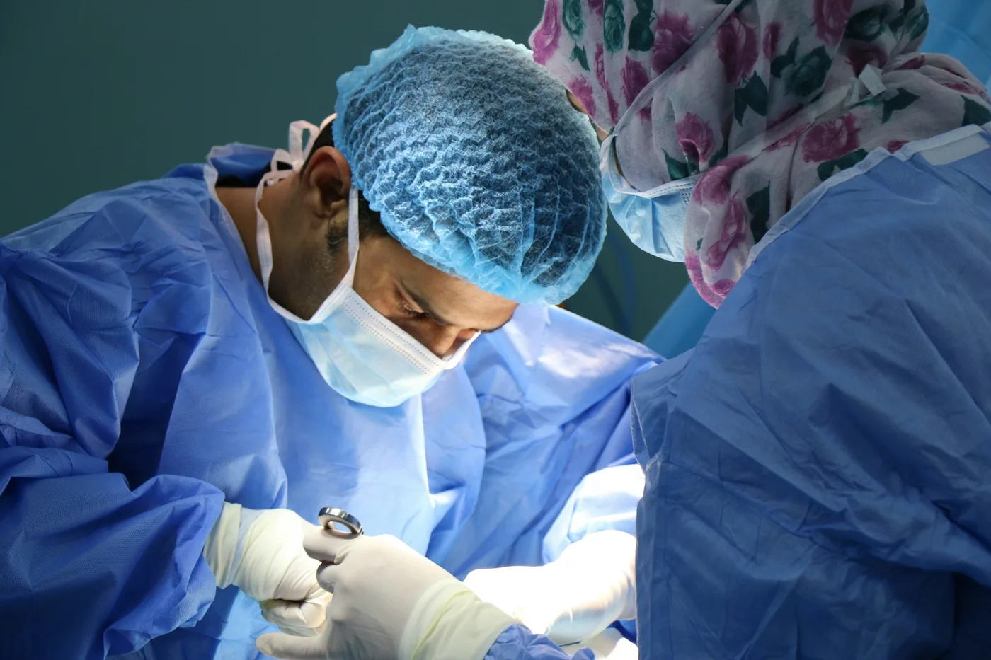 Equipo quirúrgico durante una revascularización con cirugía abierta
