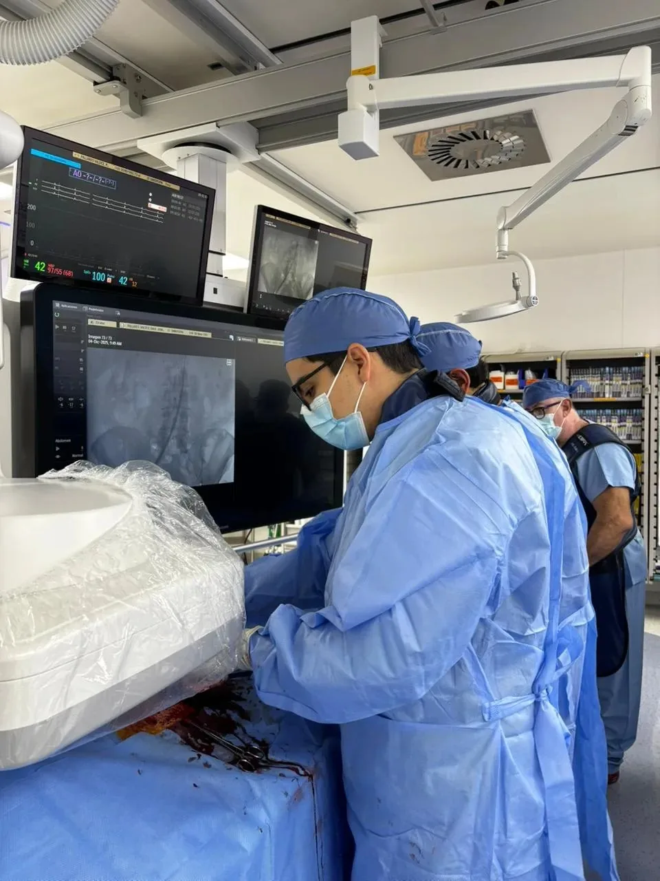 Procedimiento de revascularización por cateterismo en sala de hemodinamia